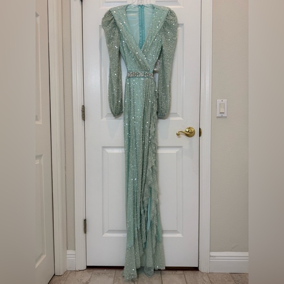 NWT Mac Duggal 5745 Sequined Faux Wrap Cut Out Puff Sleeve Gown Size 4 - Picture 3 of 14